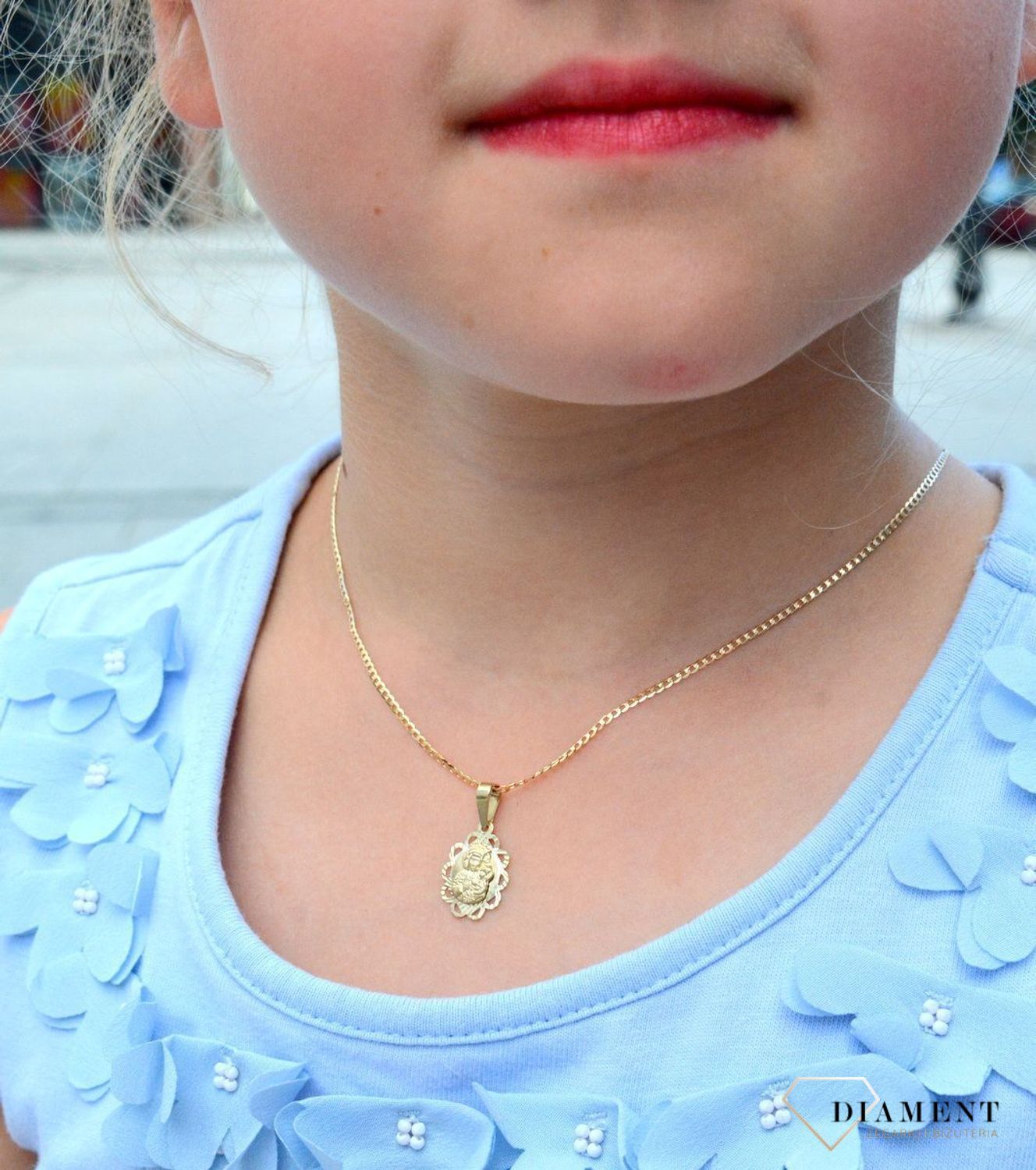 Złota zawieszka medalik owalny Matka Boska ZA 6730 333. Medalik będący wspaniałą pamiątką i prezentem z okazji chrztu, komunii czy bierzmowania. Zawieszka wykonana ze złota próby 333. Piękna biżuteria o bogatej symbolice rel.jpg